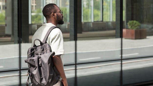 Foto mittelgroßer mann mit rucksack