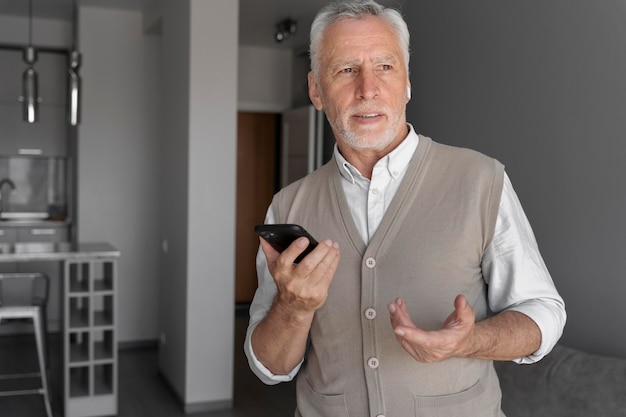 Foto mittelgroßer mann mit smartphone