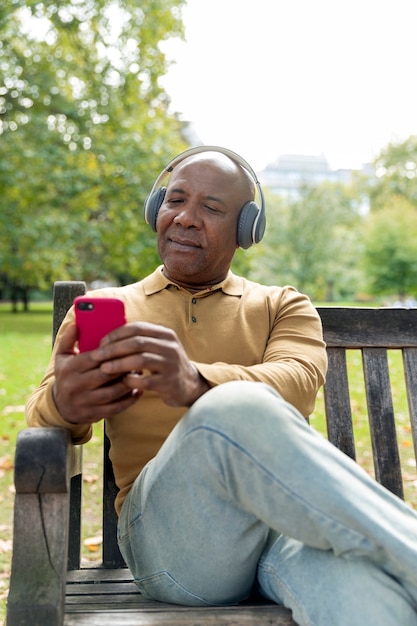 Foto mittelgroßer mann mit smartphone