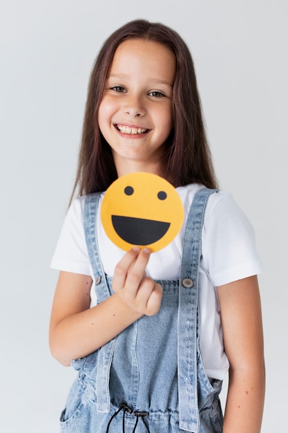 Foto mittelgroßes mädchen mit emoji