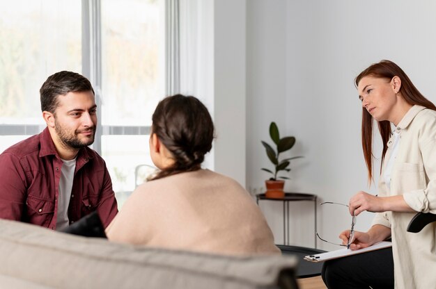 Mittelgroßes Paar bei der Therapiesitzung