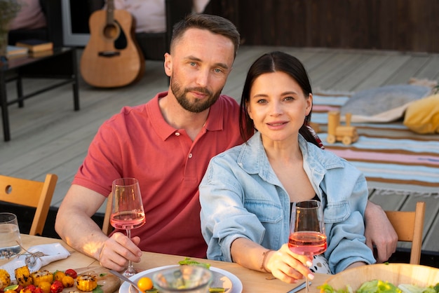 Foto mittelgroßes paar mit brille