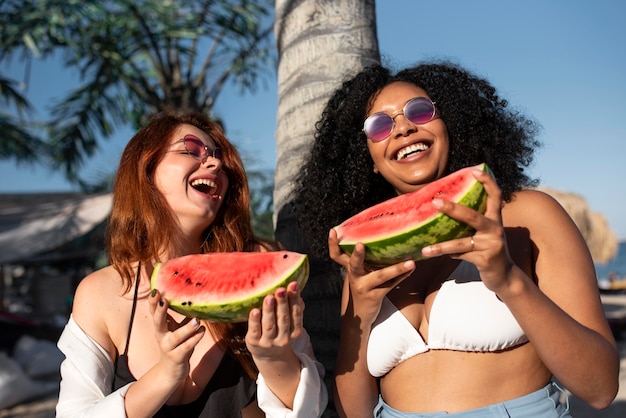 Mittelhohe Frauen mit Wassermelone