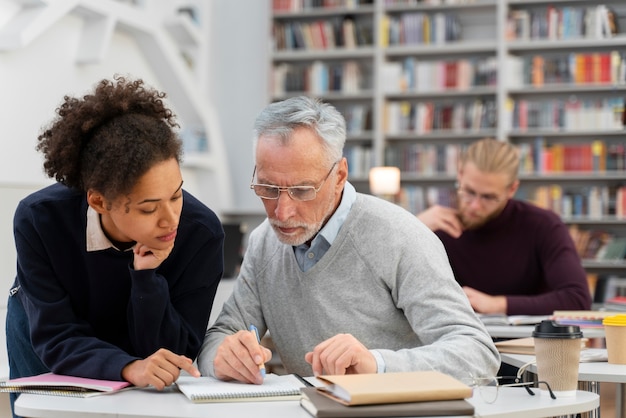 Mittelhohe Leute, die in der Bibliothek studieren