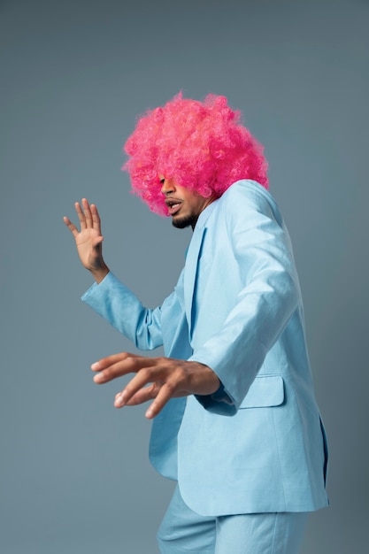 Foto mittelhoher tanzender mann mit rosa perücke