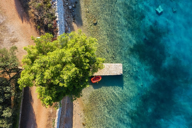 Mittelmeer Blick auf den Liegeplatz von der Drohne Luftaufnahme des schwimmenden Bootes auf blauem Meer an sonnigen Tagen Reise- und Entspannungsbild