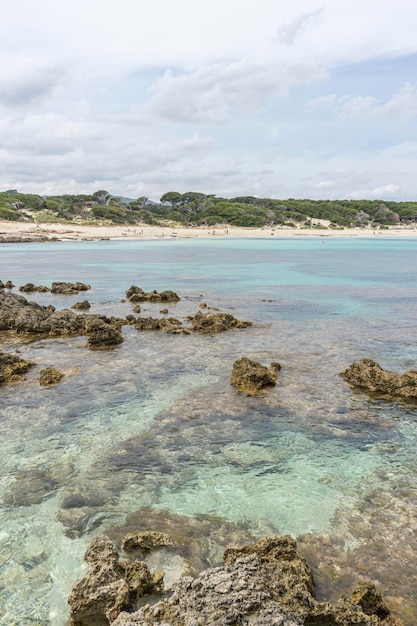 Mittelmeer, das gegen die Felsen der spanischen Insel Mallorca, Ibiza, Spanien stürzt.