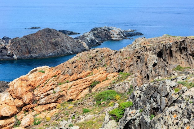 Mittelmeer-Felsküste Sommeransicht von Creus Cape, Costa Brava, Katalonien, Spanien.