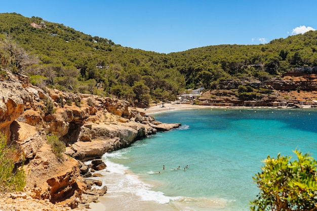 Mittelmeer idyllischer Strand Cala Salada und Saladeta in Ibiza, Spanien