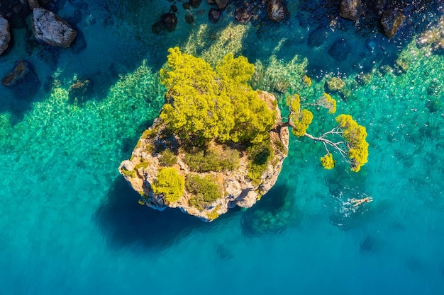 Mittelmeer Luftaufnahme am Strand und Felsen Draufsicht von Drohne am Strand und azurblaues Meer Reise- und Urlaubsbild aus der Luft