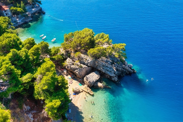 Mittelmeer Luftaufnahme am Strand und Felsen Draufsicht von Drohne am Strand und azurblaues Meer Reise- und Urlaubsbild aus der Luft