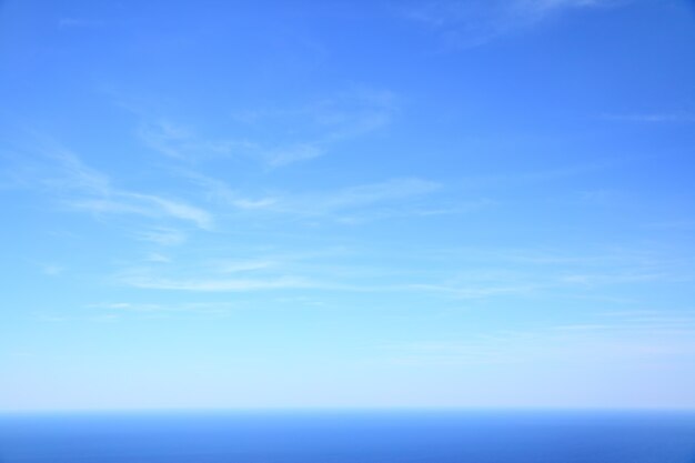 Mittelmeer - schöner Meereshorizont und blauer Himmel, natürlicher Fotohintergrund