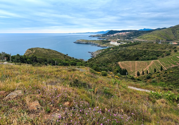 Mittelmeer-Sommerabend-Küstenlinienlandschaft. Blick vom Cap Canadell, Frankreich.