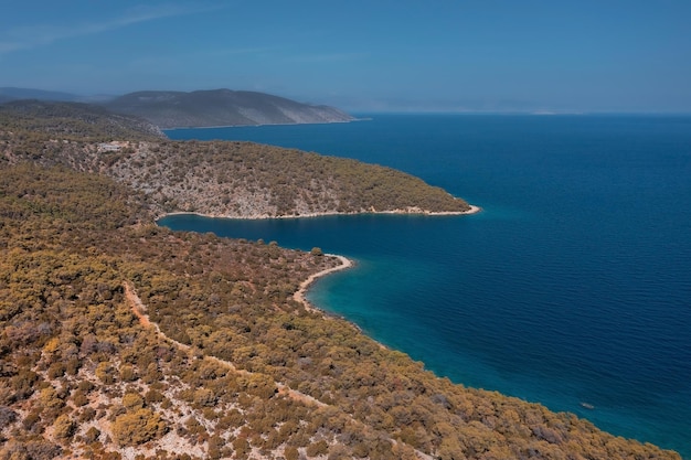 Mittelmeerküste mit Buchten, Stränden und Hügeln, die im blauen Dunst verschwinden Peloponnes Griechenland