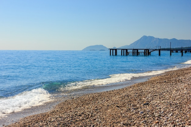 Mittelmeerlandschaft in Antalya, die Türkei. Blaues Meer, Pier und Berge.