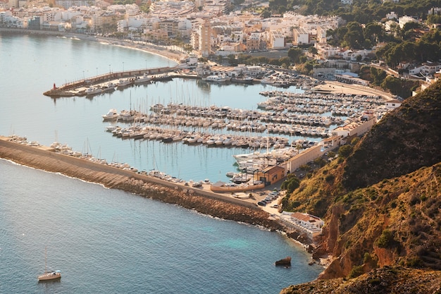 Mittelmeermeerblick am sonnigen Tag auf Costa Blanca in Spanien