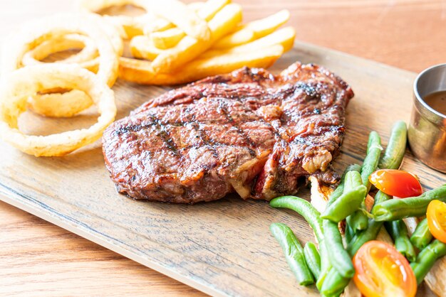 mittelrares Rindersteak mit Gemüse- und Pommes Frites