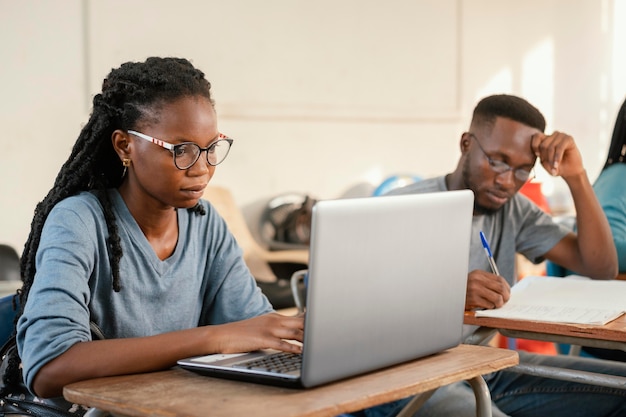 Foto mittelschießende hart arbeitende studenten