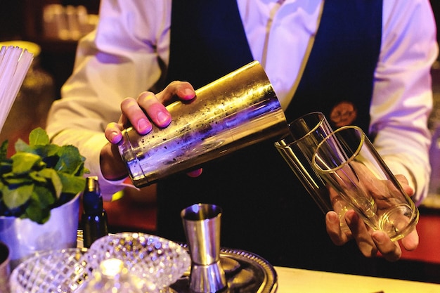 Mittelschnitt des Barkeepers, der einen Cocktail gießt