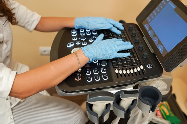 Foto mittelschnitt eines arztes, der an maschinen im krankenhaus arbeitet