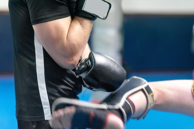 Mittelschnitt eines Mannes, der im Boxclub boxt