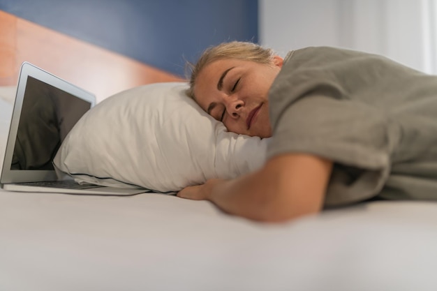 Mittelschnitt eines Mannes, der zu Hause im Bett schläft