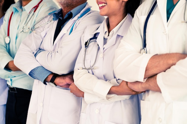 Mittelschnitt von Ärzten, die im Krankenhaus stehen