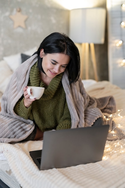 Foto mittelstarke frau mit laptop