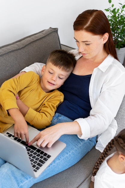 Foto mittelstarke frau und kind mit laptop