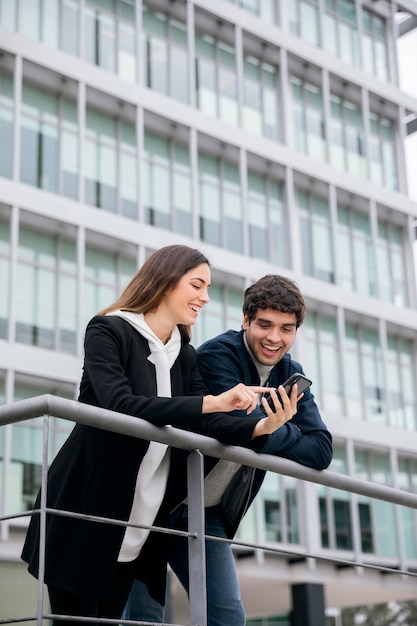 Foto mittelstarke personen mit smartphone