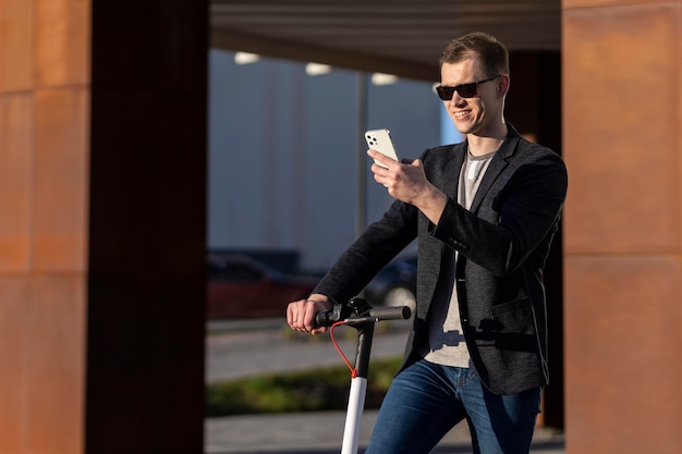 Mittelstarker Mann mit Roller