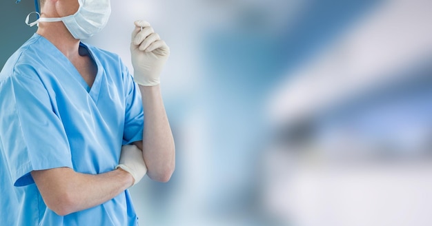 Mittelteil der Ärztin im Krankenhaus mit Coronavirus-Covid19-Maske