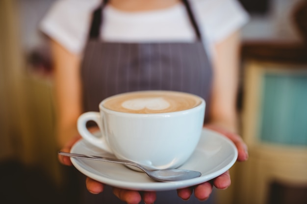 Mittelteil des barista Umhüllungskaffees an der Cafeteria