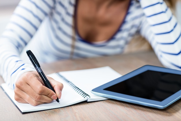 Mittelteil des Frauenschreibens im Notizbuch durch digitale Tablette