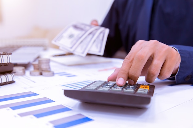 Mittelteil des Geschäftsmannes Calcuting Tax Using Calculator In Office.