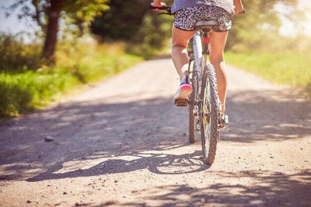 Foto mittelteil einer frau auf dem fahrrad auf dem land