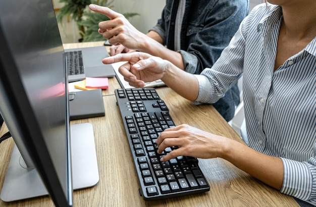 Mittelteil einer Frau, die ein Smartphone auf dem Tisch benutzt