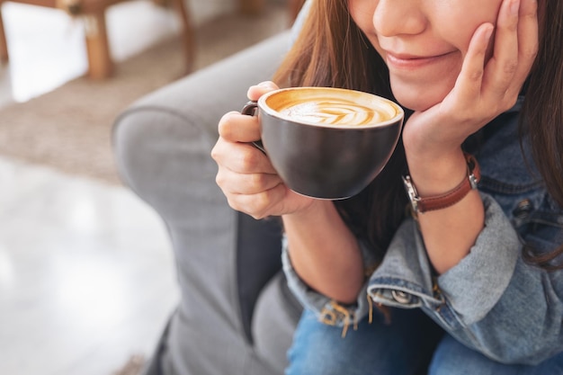 Foto mittelteil einer frau, die kaffee trinkt