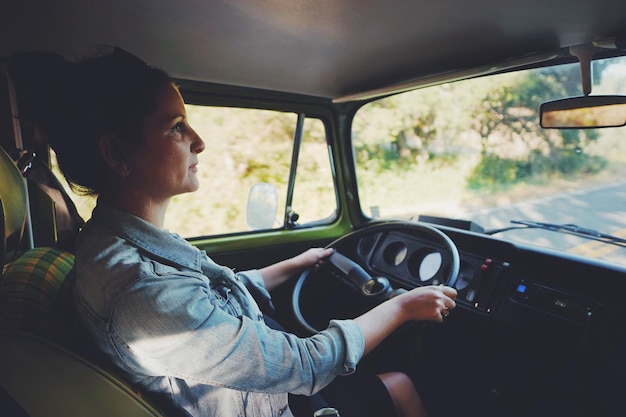 Mittelteil eines Mannes, der im Auto sitzt