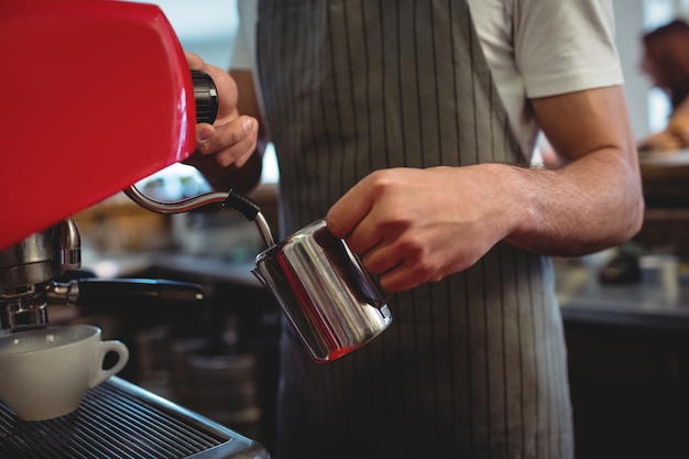 Mittelteil von barista unter Verwendung der Espressomaschine am Kaffeehaus