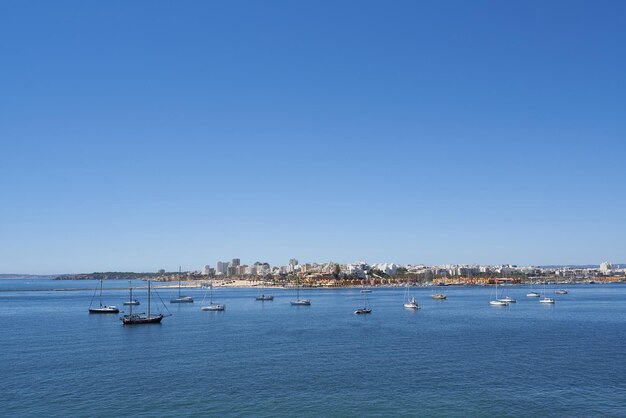 Foto mittelweite aufnahme von portimao, einer küstenstadt in der algarve, portugal