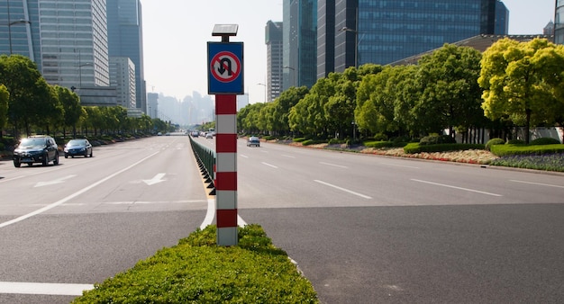 Mitten auf der Straße ohne U-Turn-Schild in Shanghai, China.