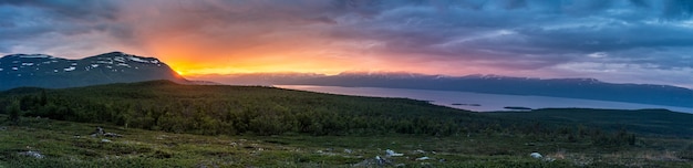 Mitternachtssonne im Sommer im Nationalpark Abisko, Schweden