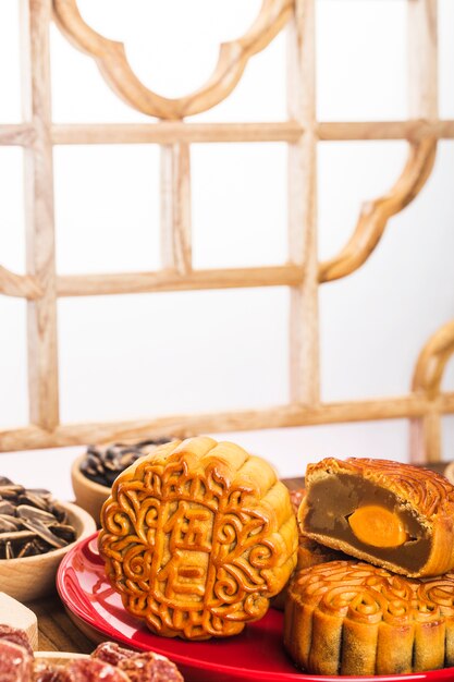 Foto mittherbstfestkonzept, traditionelle mondkuchen auf tisch mit teetasse.