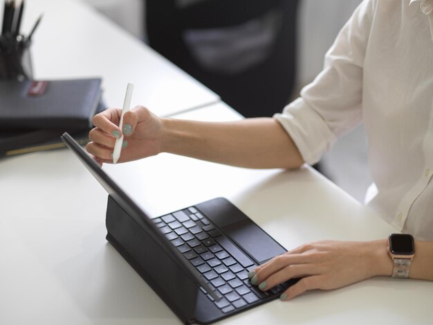 Mittlere Abteilung von Geschäftskollegen, die am Tisch arbeiten