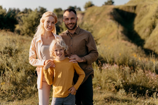 Foto mittlere aufnahme eltern und kind posieren