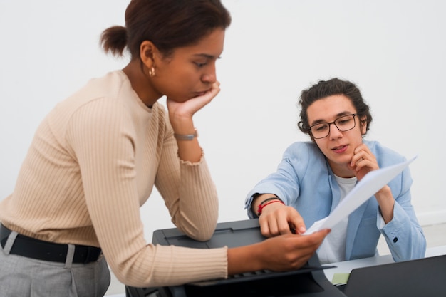 Foto mittlere aufnahme gelangweilter menschen bei der arbeit