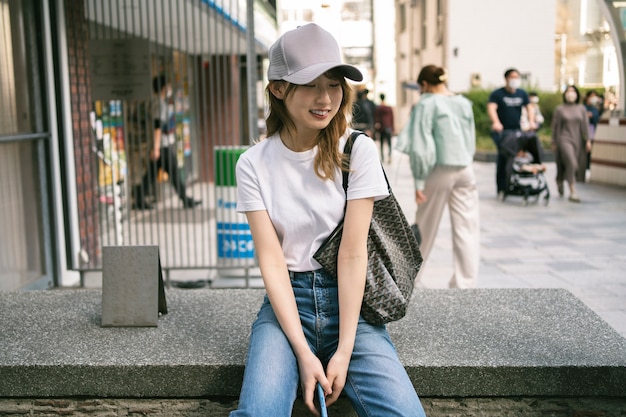 Foto mittlere aufnahme japanische frau mit trucker-hut