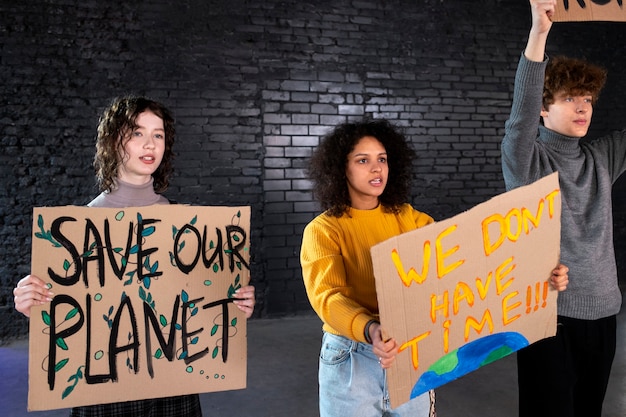 Mittlere Aufnahme junger Leute, die zusammen protestieren