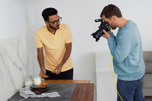 Foto mittlere aufnahme spezialisierte fotografen, die im studio arbeiten